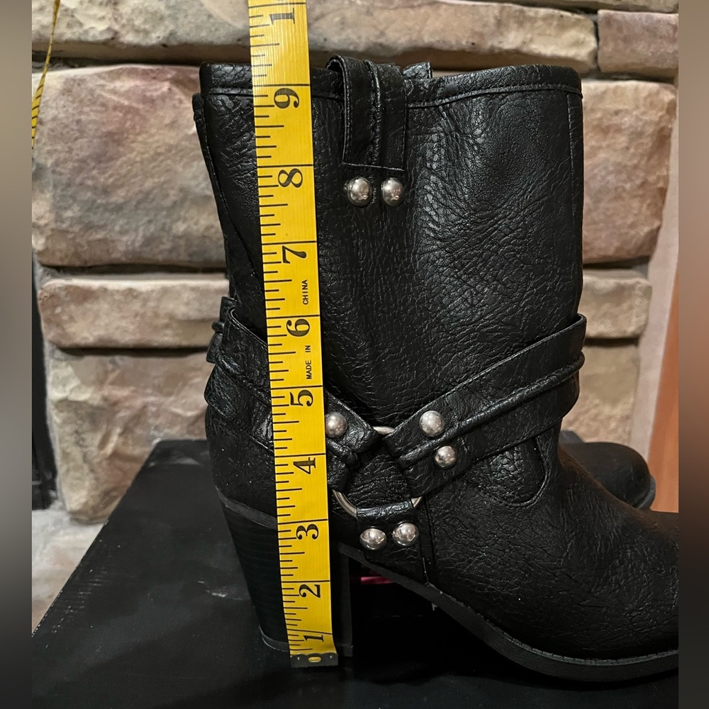 Short Black Boot with Rivets NIB - Picture 2 of 6
